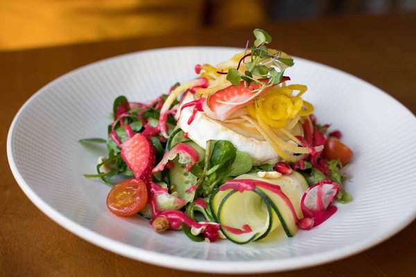 What's the Key to a Flavorful Gourmet Grilled Peach and Burrata Salad?